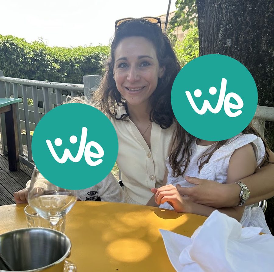 Anaïs, fondatrice de Wednesday English, avec ses deux enfants